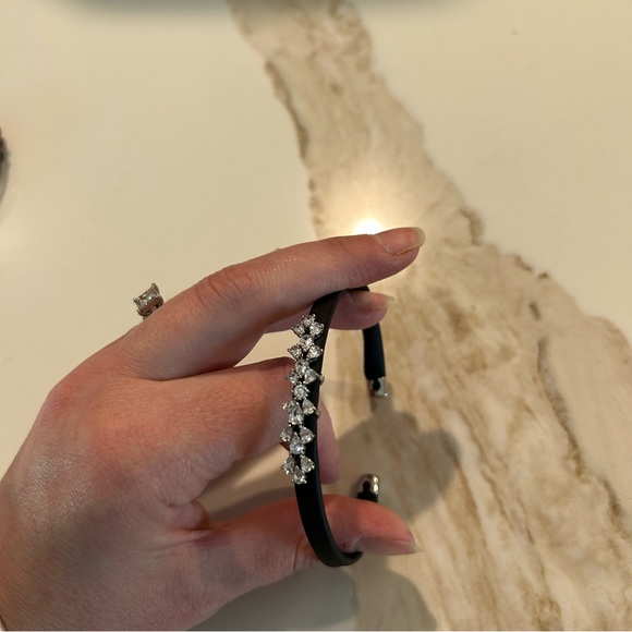 Lot of 5 Bracelets in Black and Silver tones - Picture 3 of 7